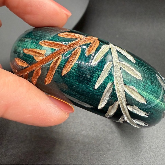 Pretty Emerald Green Etched Leaf Bangle Bracelet with Golden Yellow Interior - Picture 3 of 10